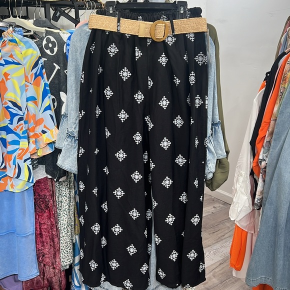 23 MADE IN ITALY Lightweight patterned linen effect pants with belt. - Picture 3 of 3